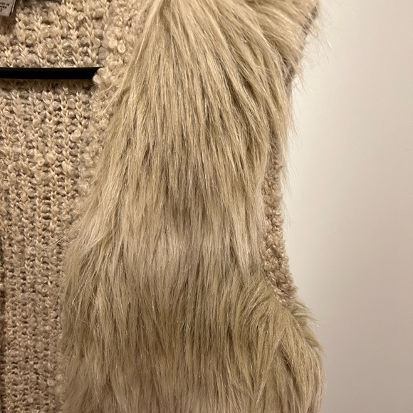 Sleeveless Cardigan with Faux Fur - Picture 9 of 15